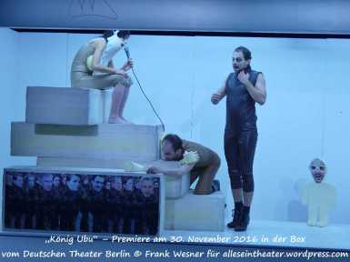 „König Ubu“ – Premiere am 30. November 2016 in der Box vom Deutschen Theater Berlin mit Elias Arens, Božidar Kocevski und Linda Pöppel © Frank Wesner