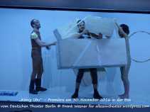 „König Ubu“ – Premiere am 30. November 2016 in der Box vom Deutschen Theater Berlin mit Elias Arens, Božidar Kocevski und Linda Pöppel © Frank Wesner